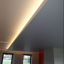 Verlaagd plafond met indirecte verlichting . 
